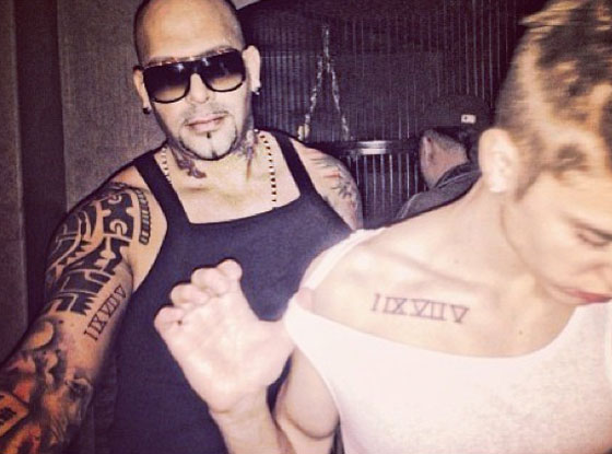 Justin Bieber Flashes Roman Numeral Tattoo See The Pic E Online